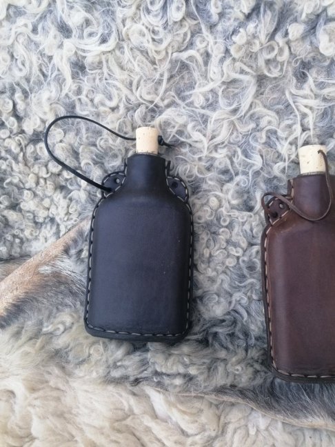 Skleněná obšívaná lahev 200 ml - Barva: Tmavě hnědá