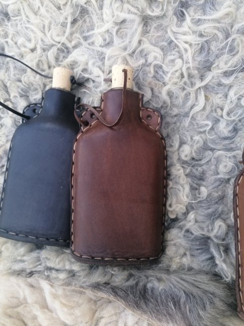 Skleněná obšívaná lahev 200 ml - Barva: Tmavě hnědá