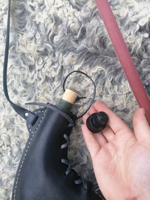 Plastová čutora - Bota 0,75l - Barva: Červenohnědá
