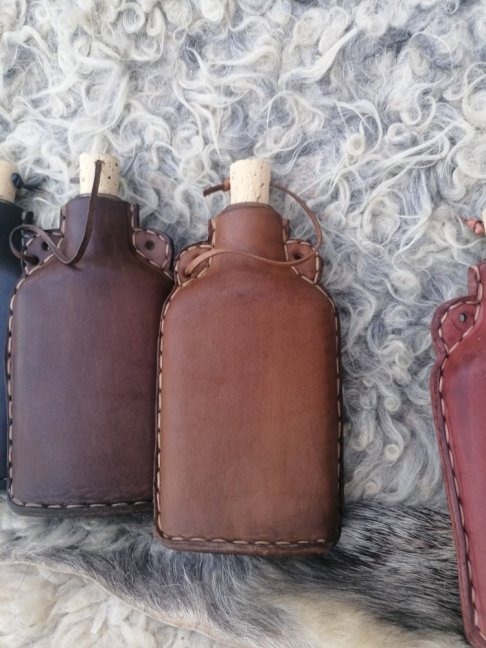 Skleněná obšívaná lahev 200 ml - Barva: Tmavě hnědá