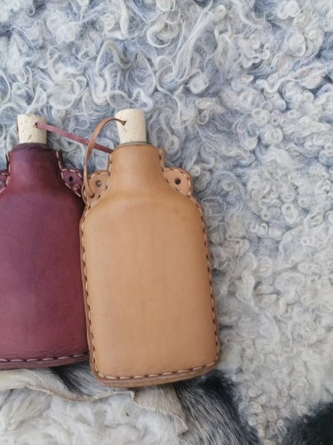 Skleněná obšívaná lahev 200 ml - Barva: Tmavě hnědá