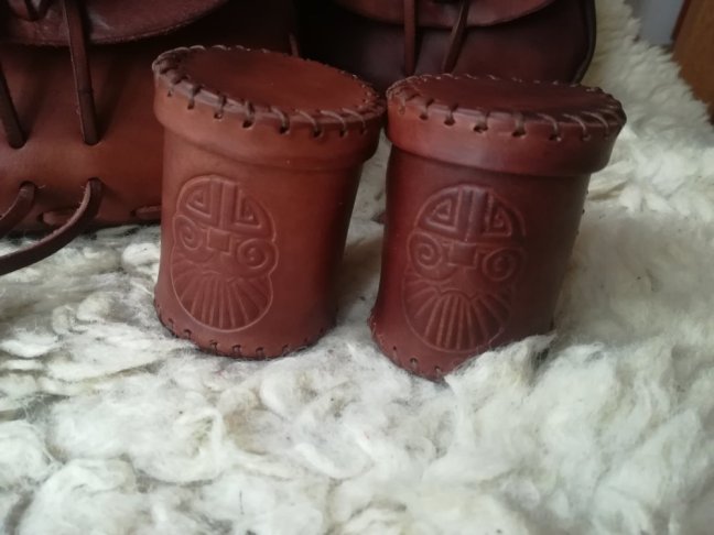 Kalíšek na kostky velký - Barva: Tmavě hnědá