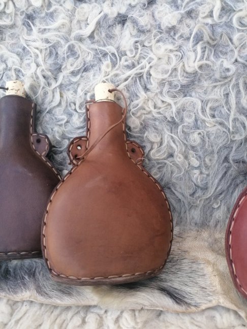 Skleněná obšívaná lahev 250 ml - Barva: Tmavě hnědá